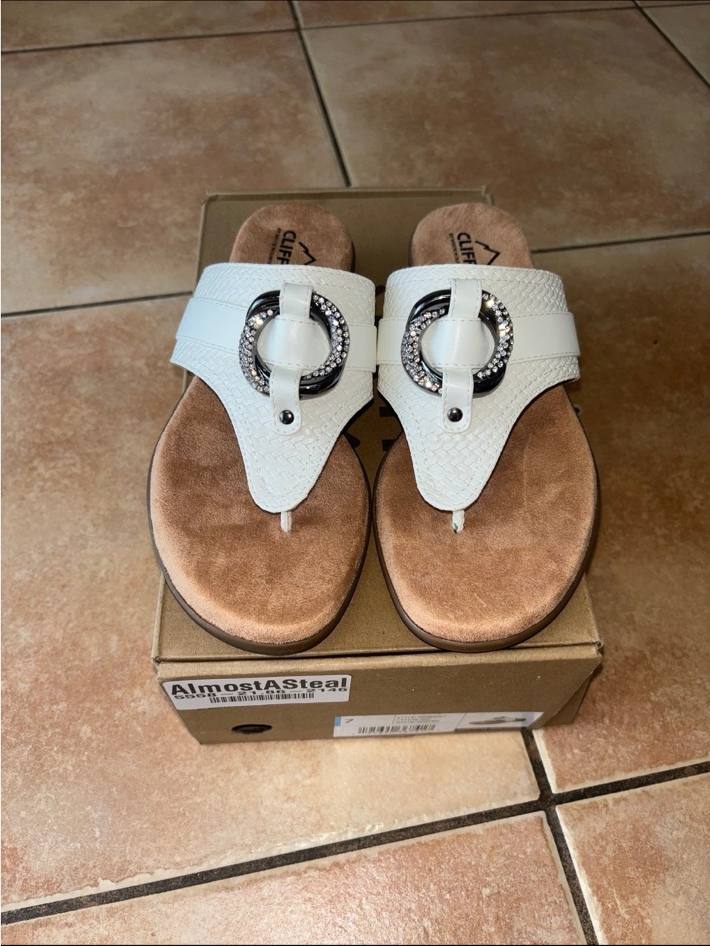 Macys White Leatherette Toe-Post Sandals with Decorative Ring Brand Cliff size 7 - Picture 5 of 13
